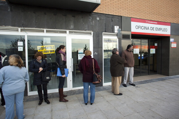 Personas acuden a una oficina de empleo en España