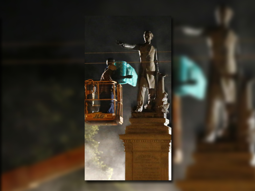 Retiro de la estatua de Jefferson Davis en Nueva Orleans