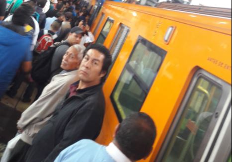 usuarios del metro son afectados por una falla electrica