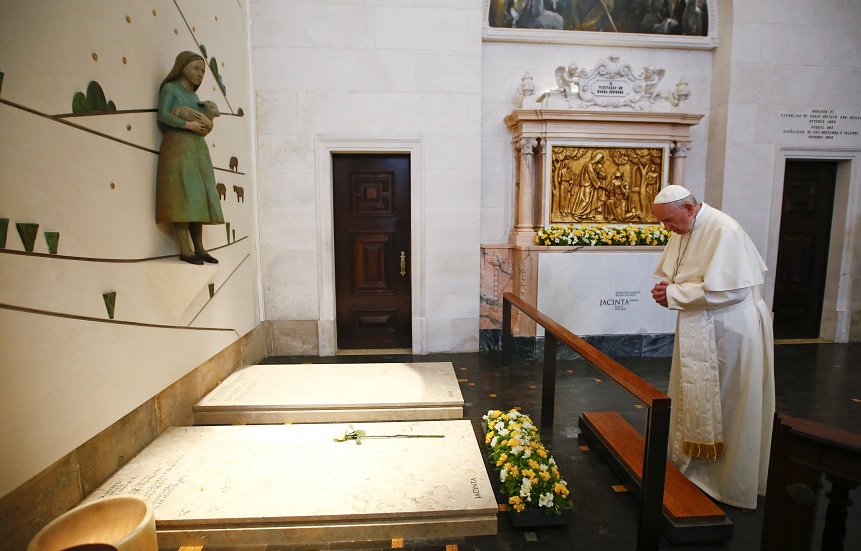 El papa Francisco ora sobre la tumba de dos de los tres pequeños pastores en el Santuario de Nuestra Señora de Fátima en Portugal (Reuters)