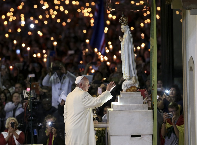 El papa Francisco ora delante de la estatua de Nuestra Señora de Fátima (AP)