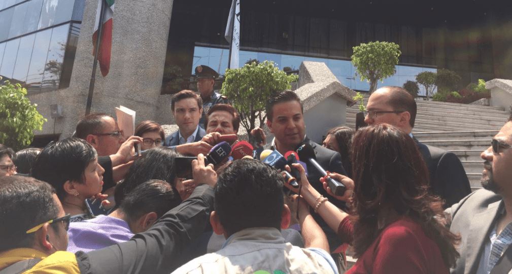 El secretario general del PAN, Damián Zepeda, durante su salida de la Fepade (Twitter: @damianzepeda)