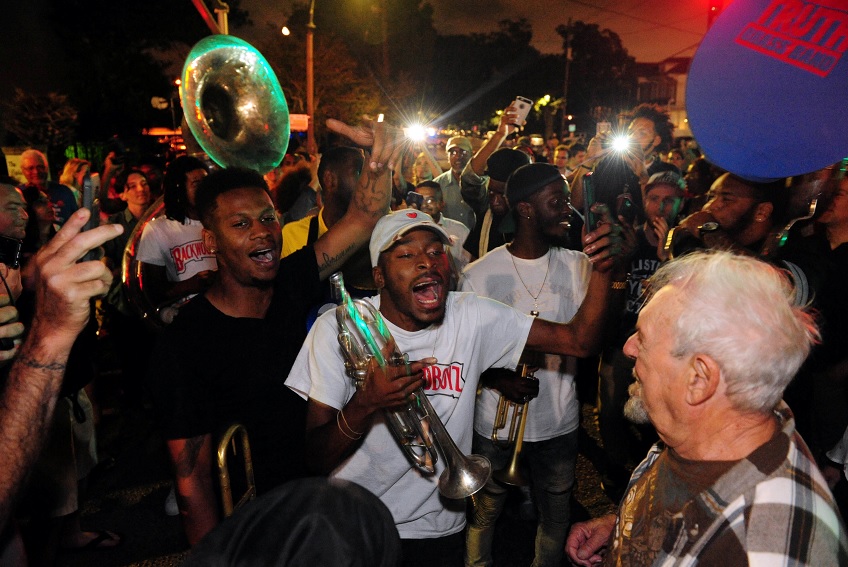 Habitantes de New Orleans celebran remoción de monumento (Reuters)