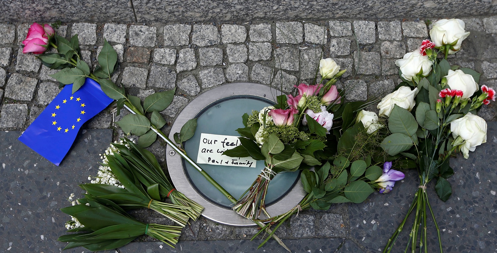 Flores como un homenaje para las víctimas del atentado en el Manchester Arena (Reuters)