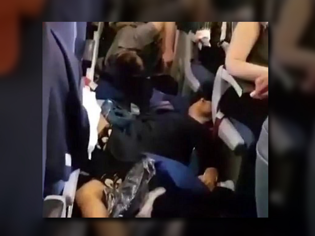 Pasajeros en el piso en un vuelo de Moscú a Bangkok (Youtube)