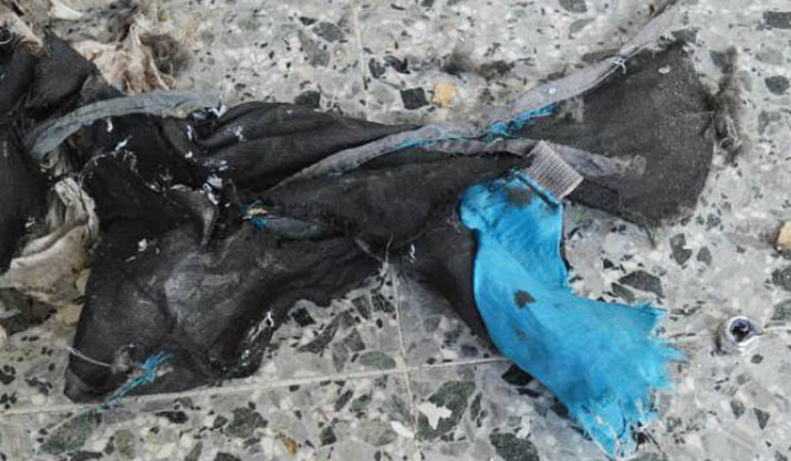 Fotografía publicada por el New York Times muestra los restos de una mochila