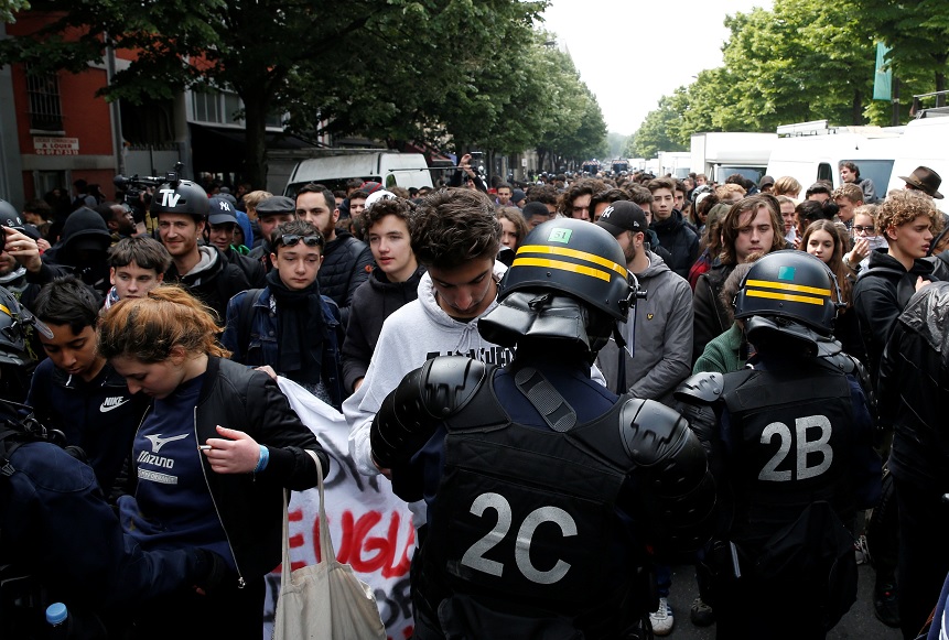 Los policías antidisturbios franceses durante una manifestación antes de la segunda ronda de las elecciones presidenciales en París (Reuters