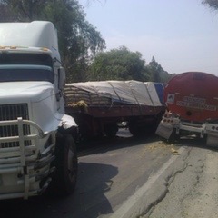 Chocan dos tráilers en carretera federal Puebla – Atlixco; hay dos lesionados