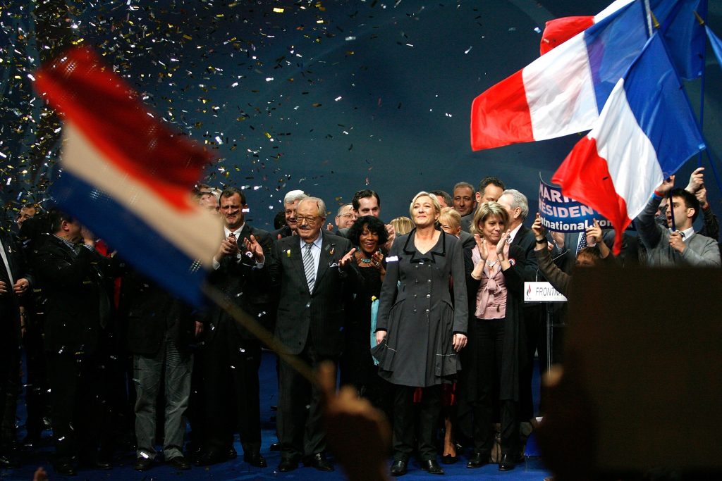 Jean-Marie Le Pen y su hija Marine Le Pen hasta el frente en el año 2011 tras seleccionar a Marine Le Pen como líder del partido Frente Nacional.
