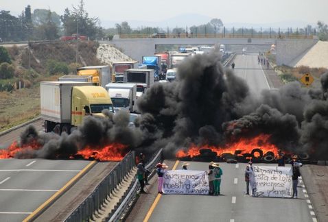 Habitantes de Palmarito Tochapan bloquean la autopista Puebla-Orizaba