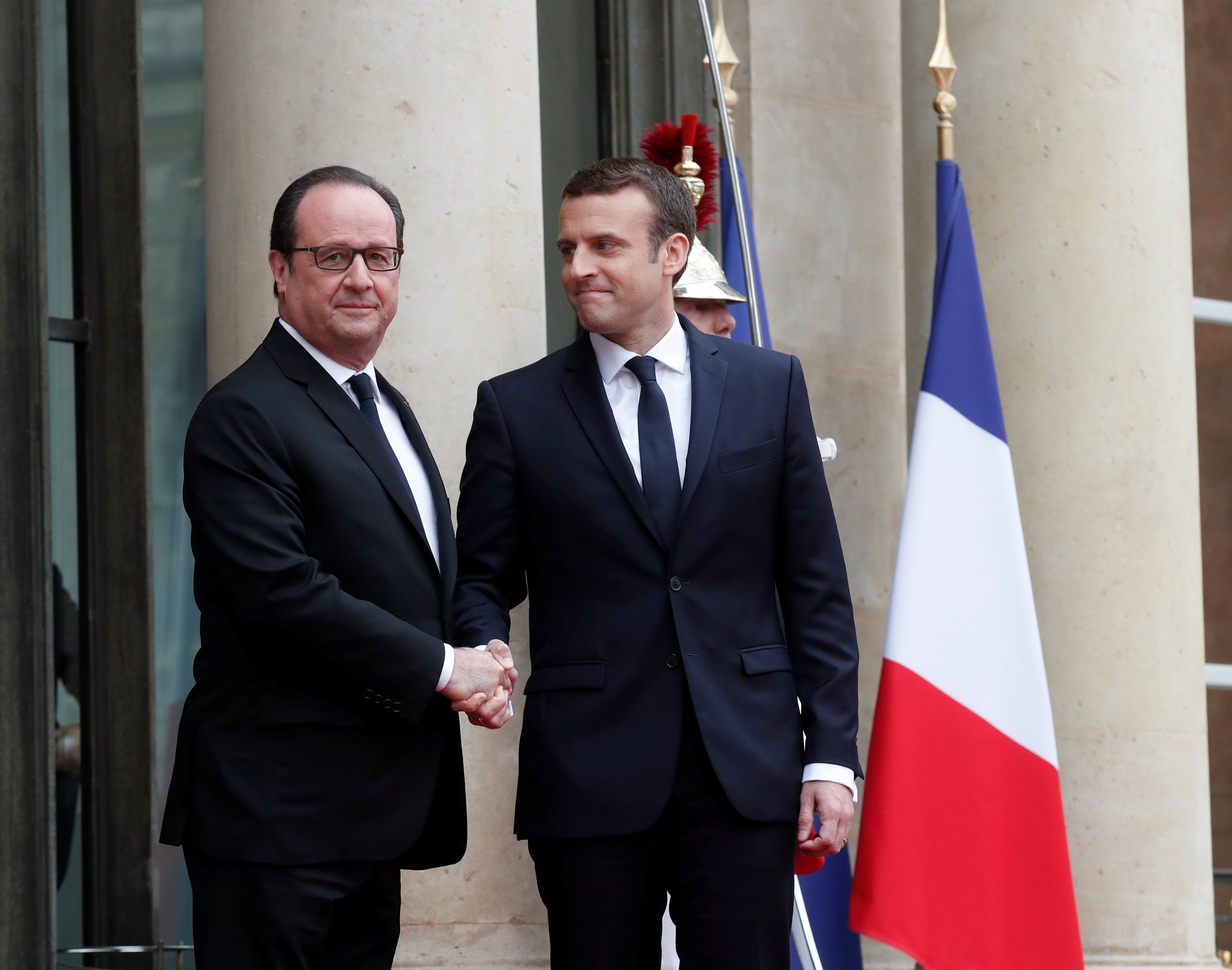 El expresidente Francois Hollande saluda al nuevo mandatario francés, Emmanuel Macron, en el Palacio del Elíseo, en París, Francia (Reuters)