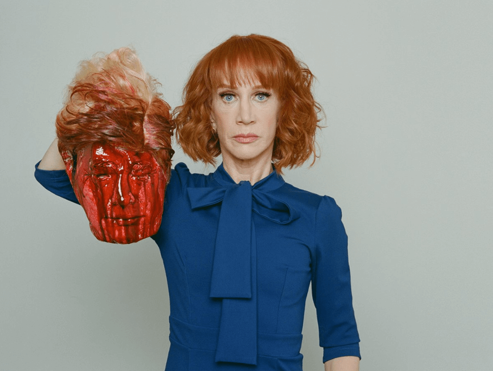 Imagen de la comediante Kathy Griffin con una cabeza ensangrentada que simula ser la de Trump. 