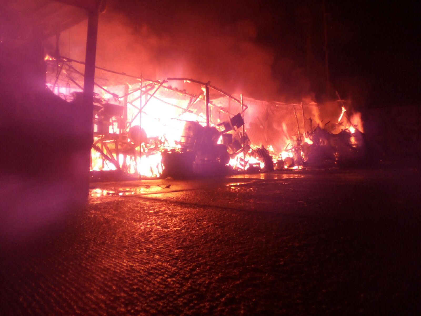 incendio consume locales de mercado en acapulco