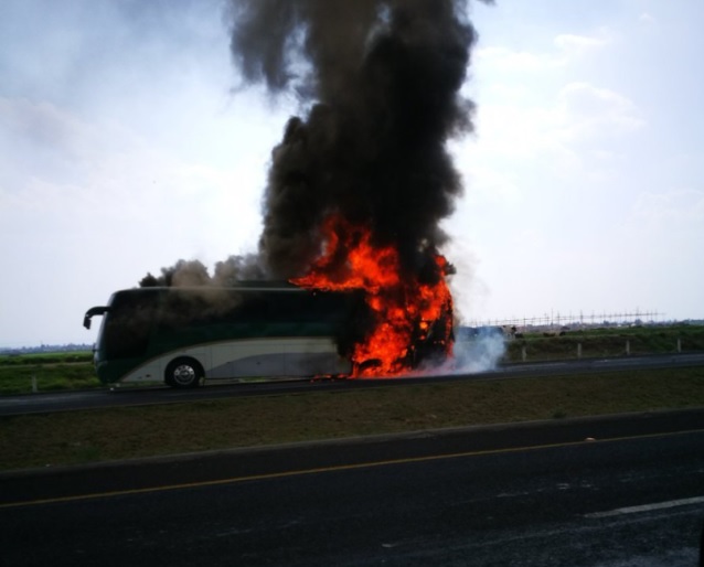 El incendio se originó por Una falla mecánica en el sistema eléctrico del autobús. (Noticieros Televisa)