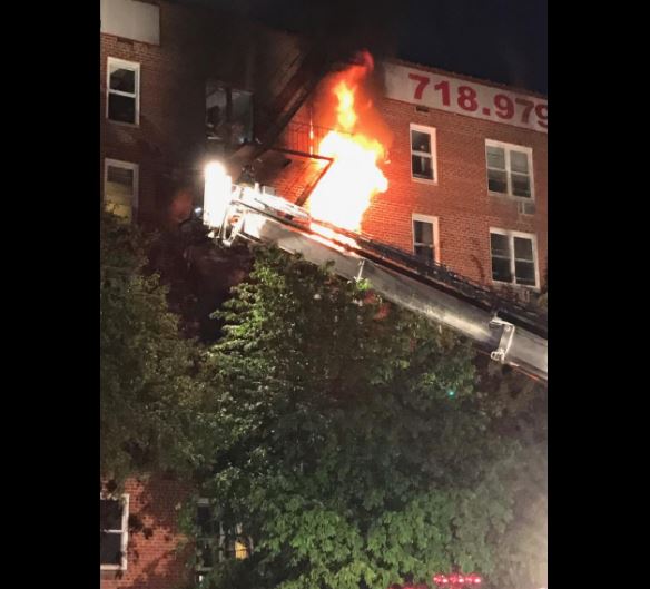 Incendio en edificio de apartamentos deja 15 heridos en Nueva York
