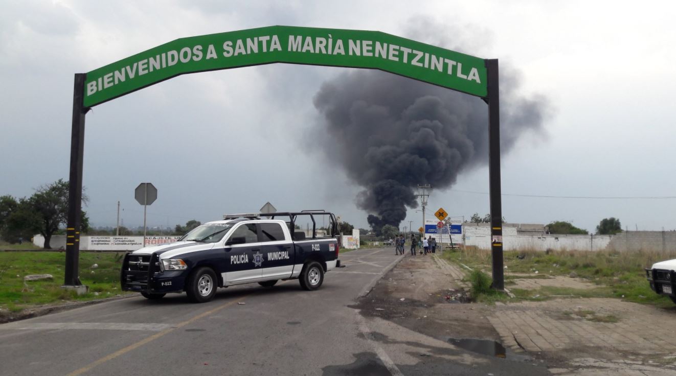 Pemex atiende incendio provocado por toma clandestina en Acajete, Puebla