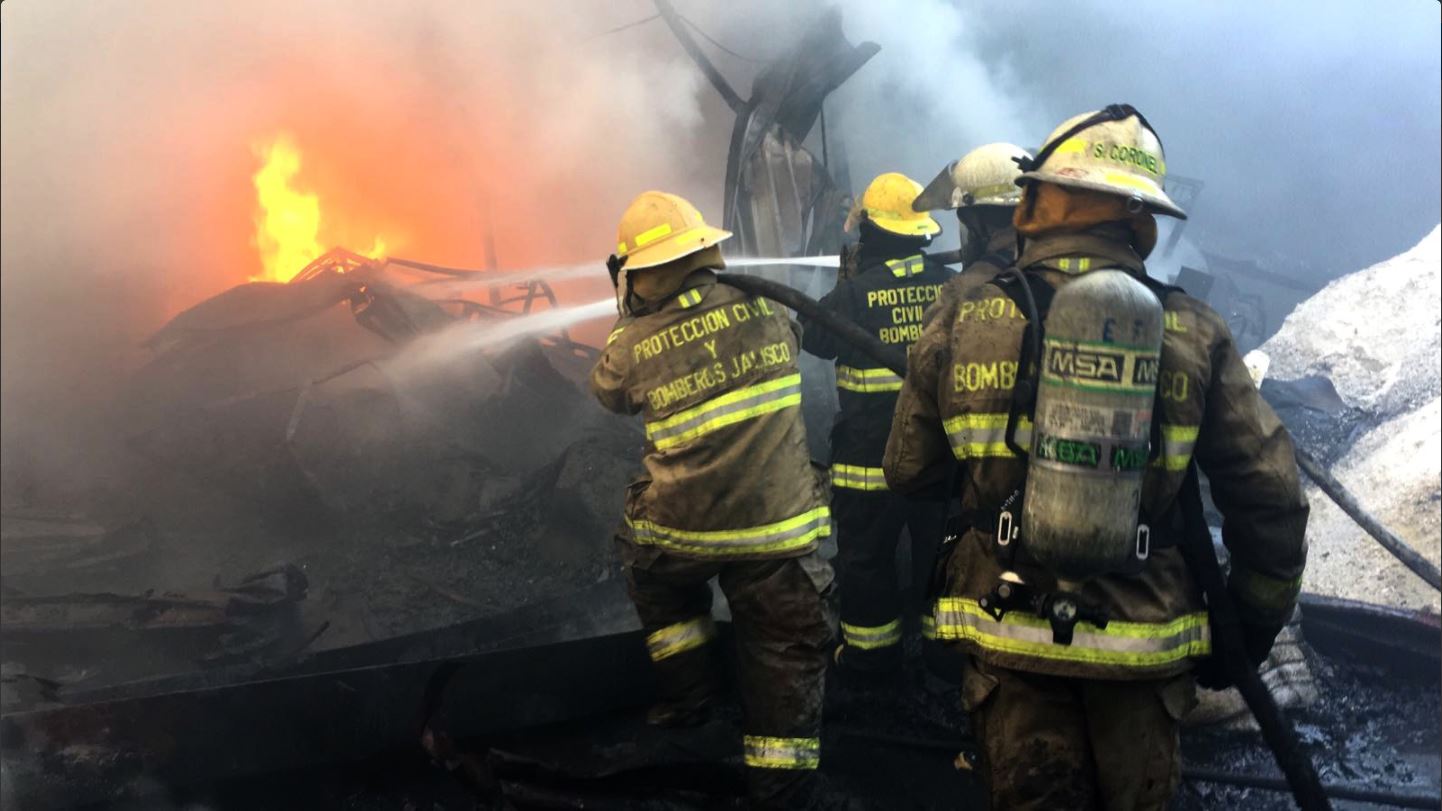 Personal de urgencias atiende incendio en Jalisco