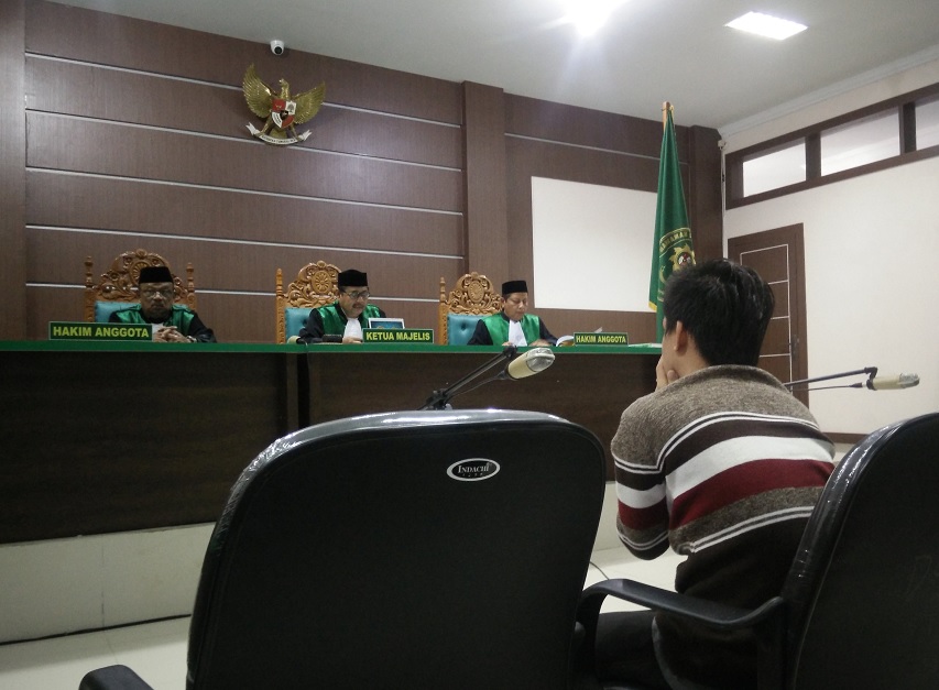 Tribunal de indonesia sentencia a latigazos a pareja gay (Reuters)