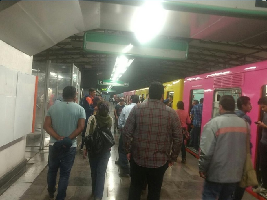Usuarios esperan a que se restablezca el servicio del metro