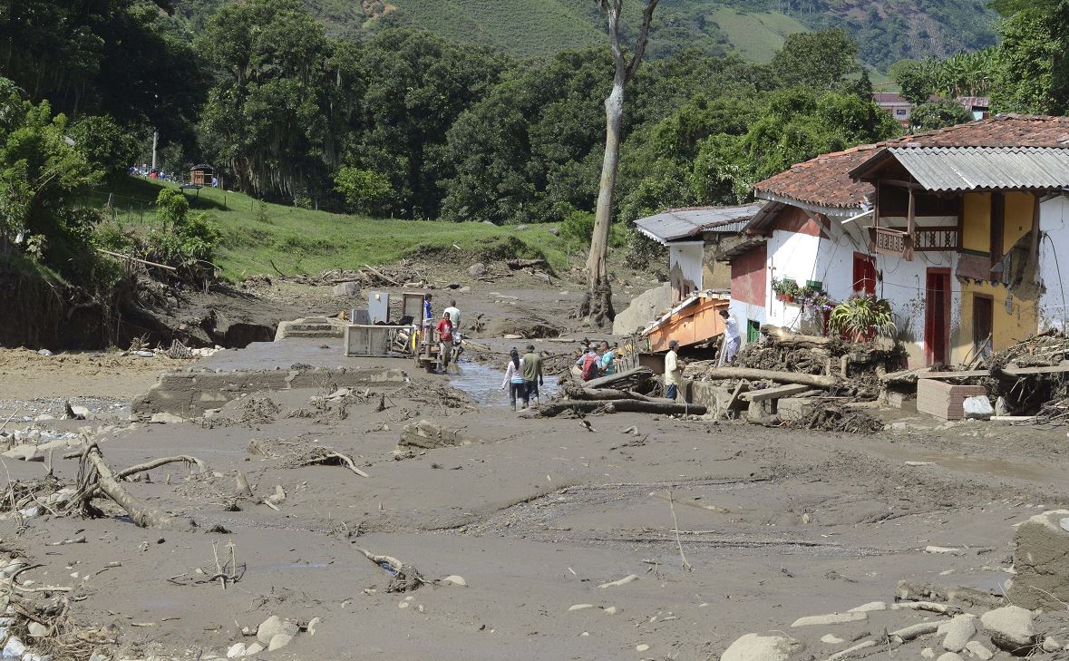 Comunidad afectada por intensas lluvias y deslaves en Colombia