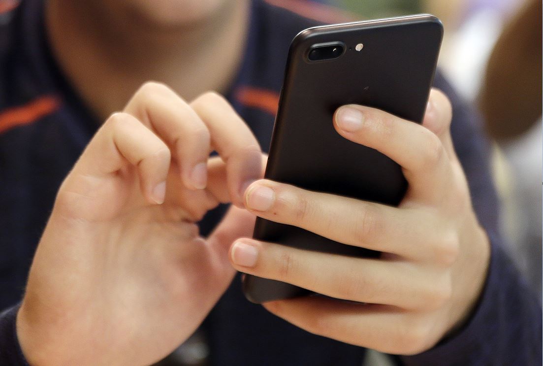 ¿Sabías que tu celular tiene 10 veces más gérmenes que un sanitario?