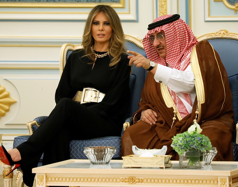 Melania Trump habla con el príncipe heredero de Arabia Saudita, Muhammad bin Nayef (Reuters)