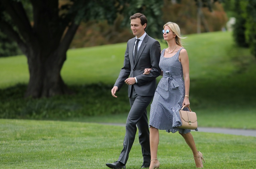Ivanka Trump y su marido caminan a lo largo de los jardines de la Casa Blanca (Reuters)