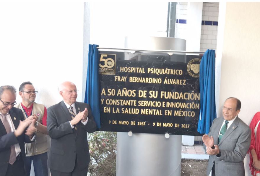 El secretario de Salud, José Narro Robles, develó una placa por los 50 años del Hospital Psiquiátrico Fray Bernardino Álvarez. (Secretaría de Salud)