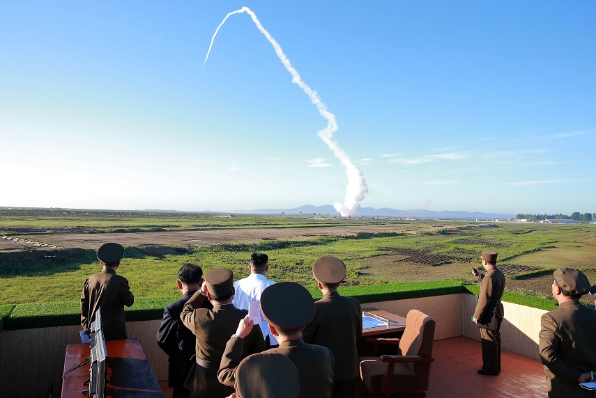 El líder norcoreano Kim Jong Un supervisa armas antiaéreas (Reuters)