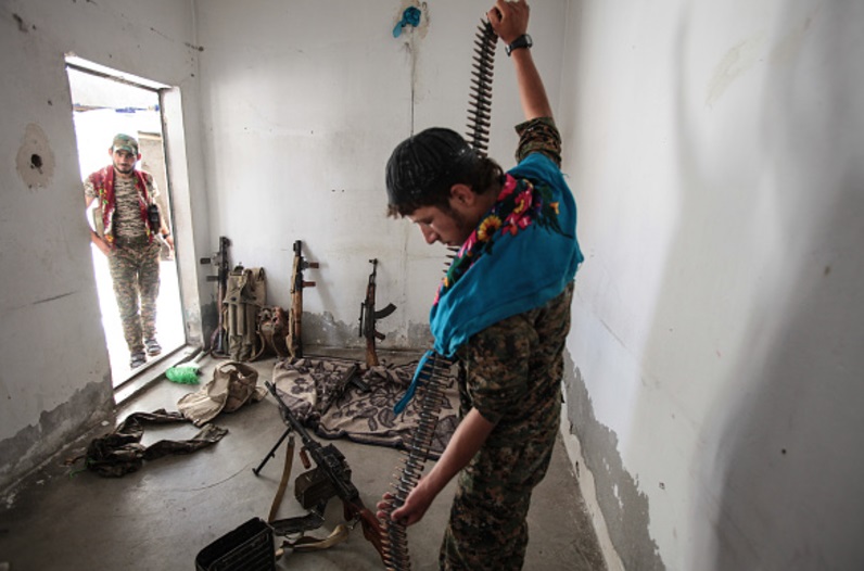 Trump autoriza enviar 'armas pesadas' a milicias kurdas en Siria