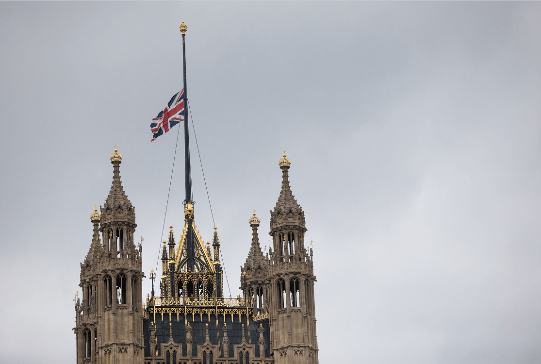 La bandera británica luce a media asta en el Parlamento de Westminster