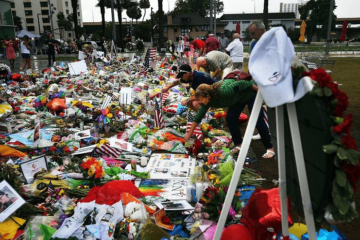 Velas y flores para victimas de matanza en Orlando
