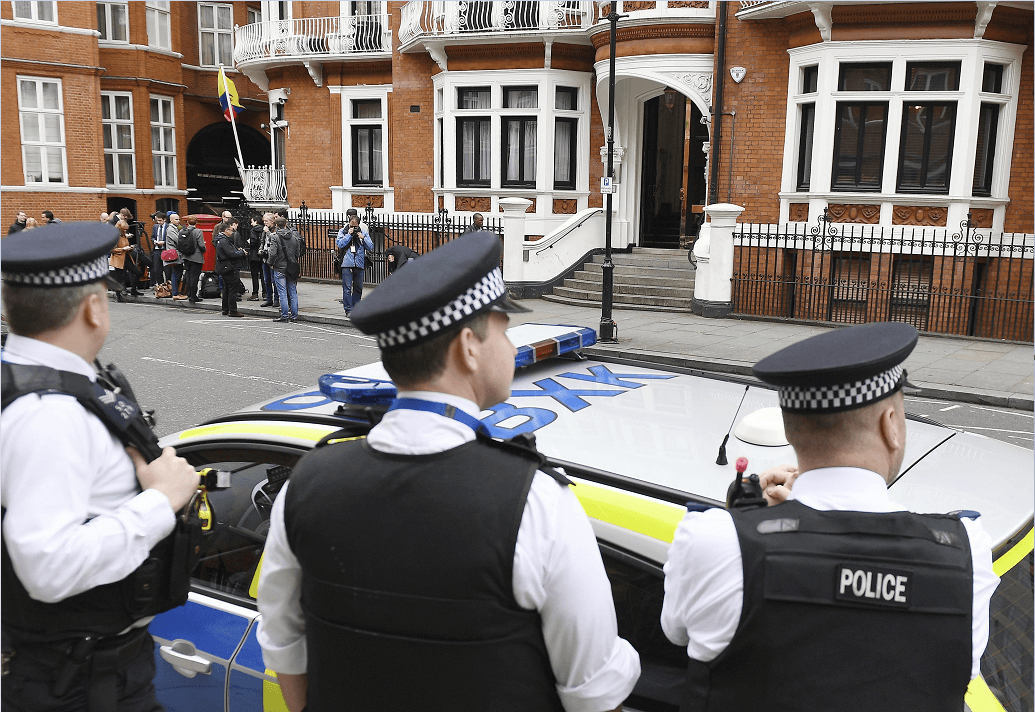 La Policía británica custodia la embajada ecuatoriana en Londres, donde se encuentra Assange