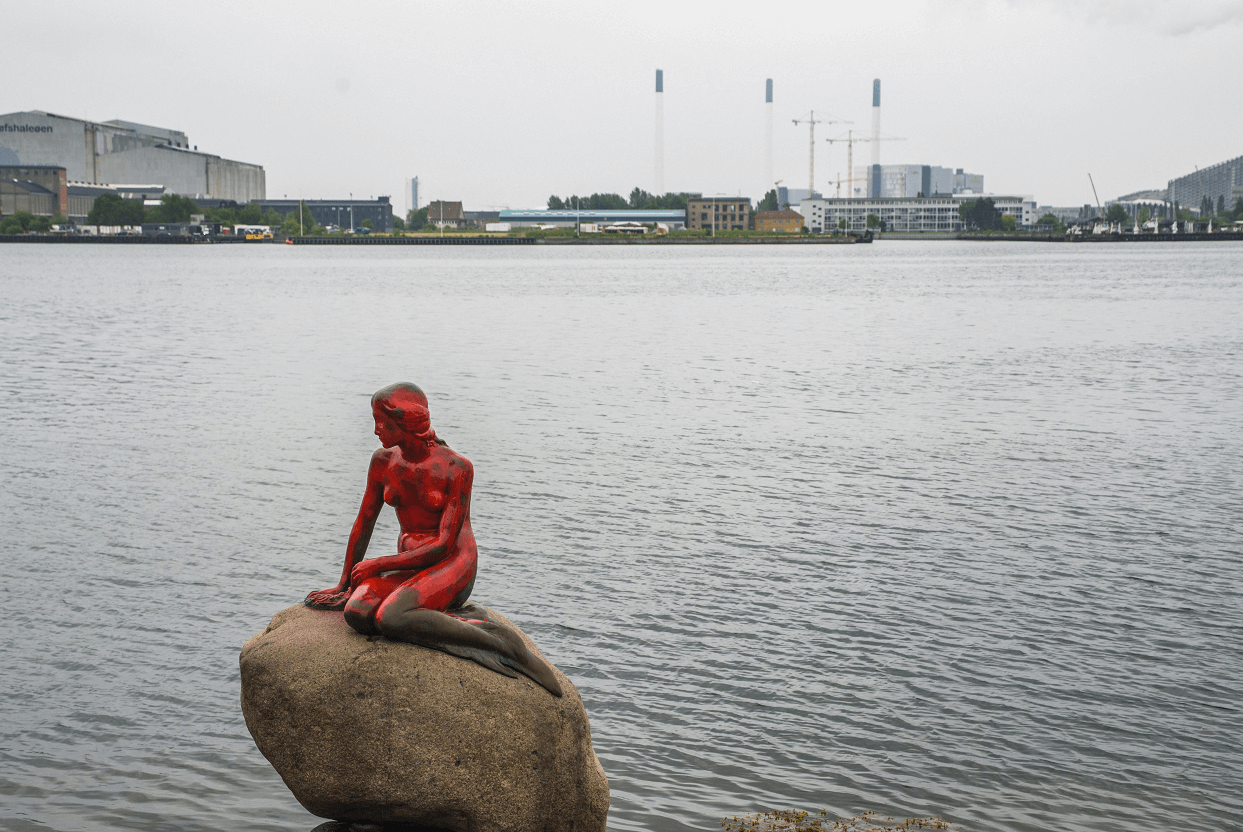 Pintan de rojo a la Sirenita de Copenhague contra la caza de ballenas