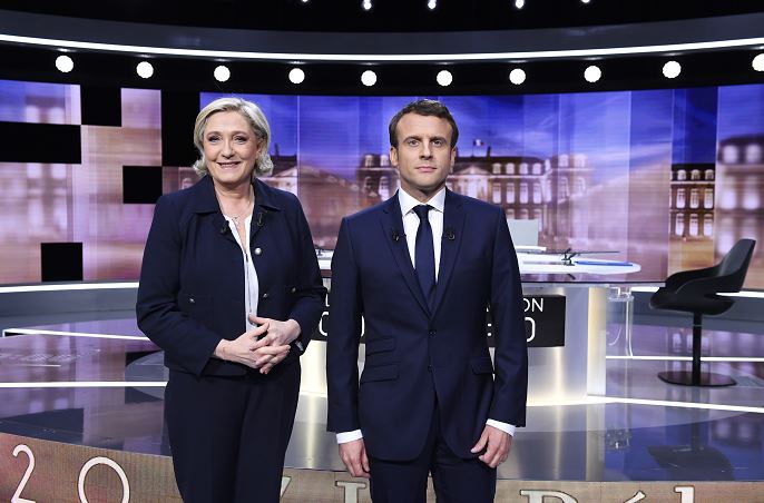 Los dos candidatos a la presidencia de Francia, Marine Le Pen (i), y Emmanuel Macron (d), antes del debate. (AP)