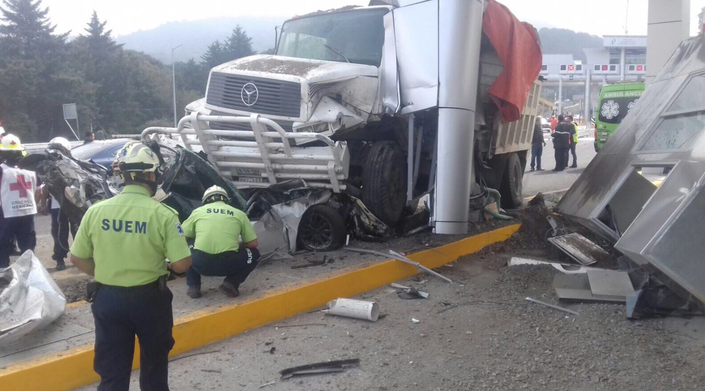 Un camión sin frenos embistió un auto particular y chocó contra la caseta Marquesa-Lerma (Twitter @ApoyoVial)