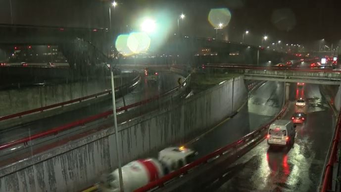 Lluvias causan en minutos afectaciones en Monterrey