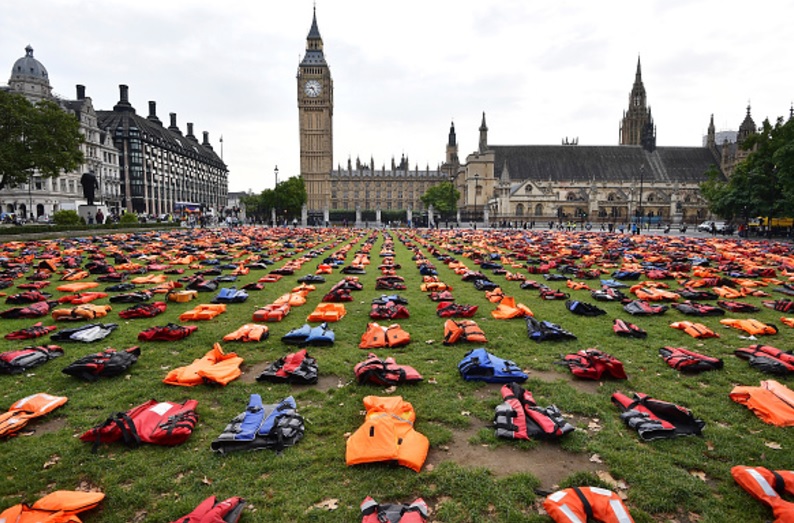 Manifestantes crean un "cementerio de chalecos salvavidas" de inmigrantes en la Plaza del Parlamento en Londres, Inglaterra (Getty Images/archivo)