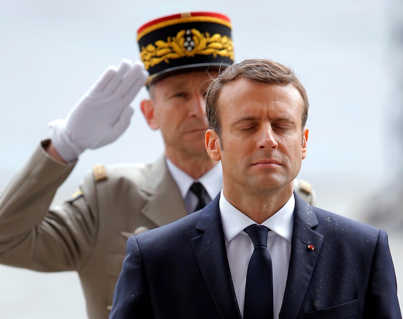 El presidente francés Emmanuel Macron rinde un minuto de silencio en la Tumba del Soldado Desconocido (Reuters)