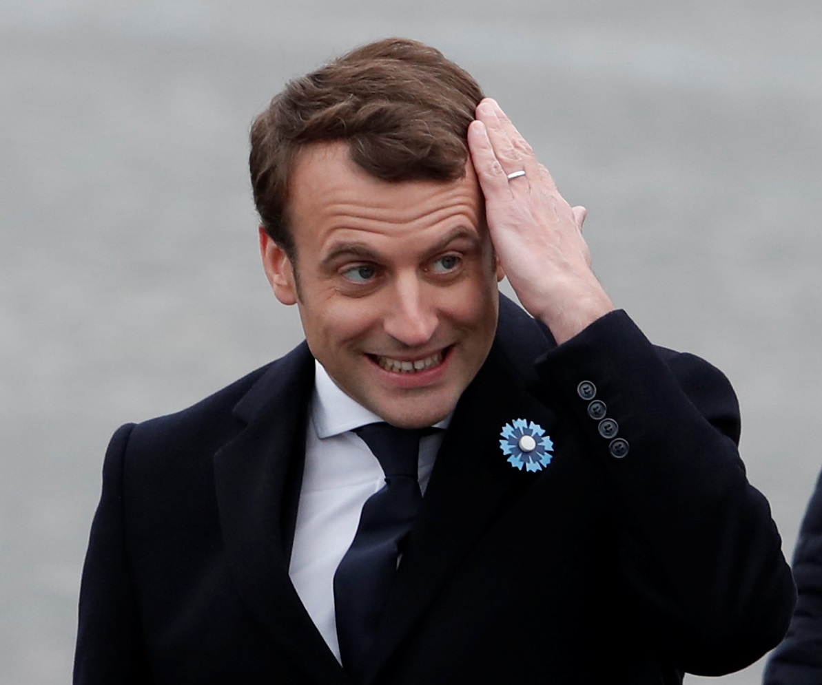 El presidente electo Emmanuel Macron asiste a una ceremonia para marcar el final de la Segunda Guerra Mundial en la Tumba del Soldado Desconocido en el Arco del Triunfo en París (Reuters)
