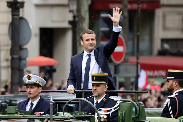 El presidente francés Emmanuel Macron saluda a la multitud en los Campos Elíseos momentos antes de la ceremonia de inauguración de su Gobierno (Getty Images)