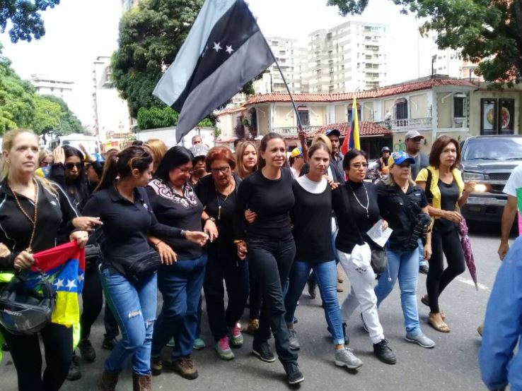 Madres opositoras protestan frente a sede militar en Caracas