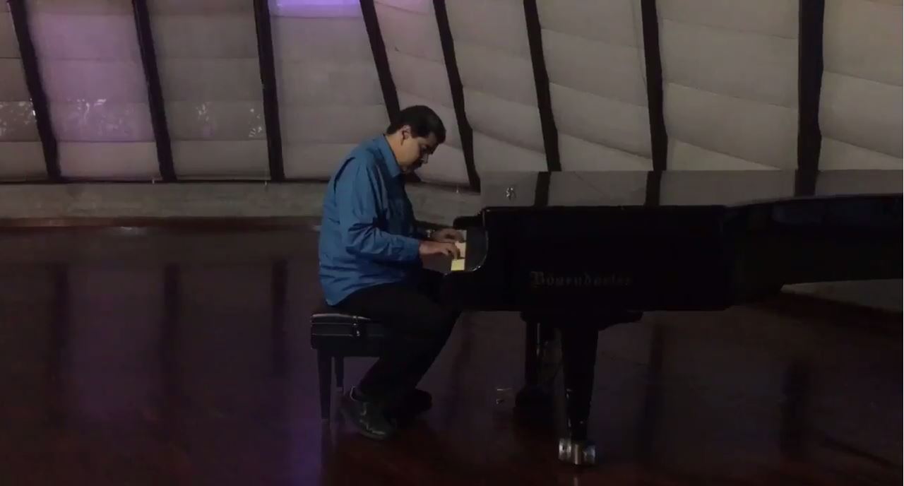 Maduro muesra sus habilidades con el piano