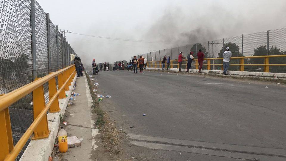 Manifestantes liberan parcialmente la autopista Puebla-Orizaba (Noticieros Televisa)