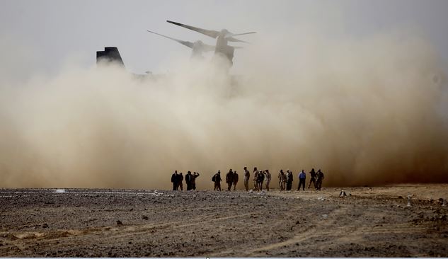 Marines estadounidenses llegan en un helicóptero al desierto de Jebel Petra, para las maniobras militares Eager Lion. (AP/archivo)