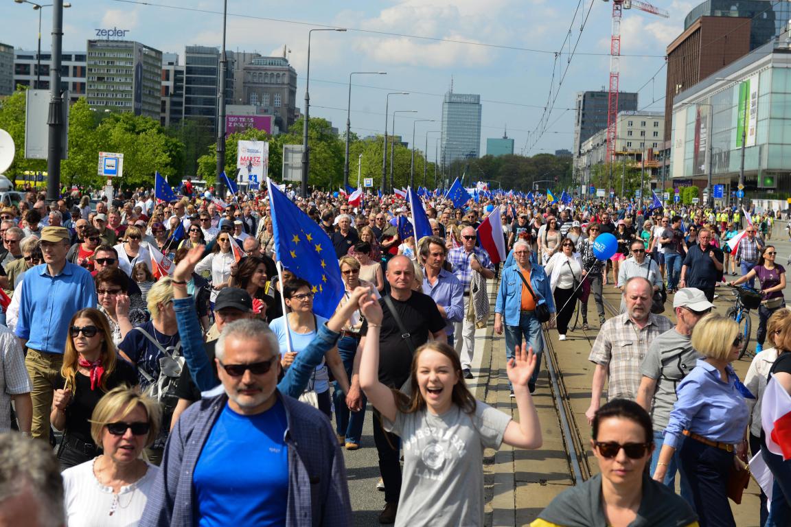 Miles de personas participan en Marcha por la Libertad en Varsovia