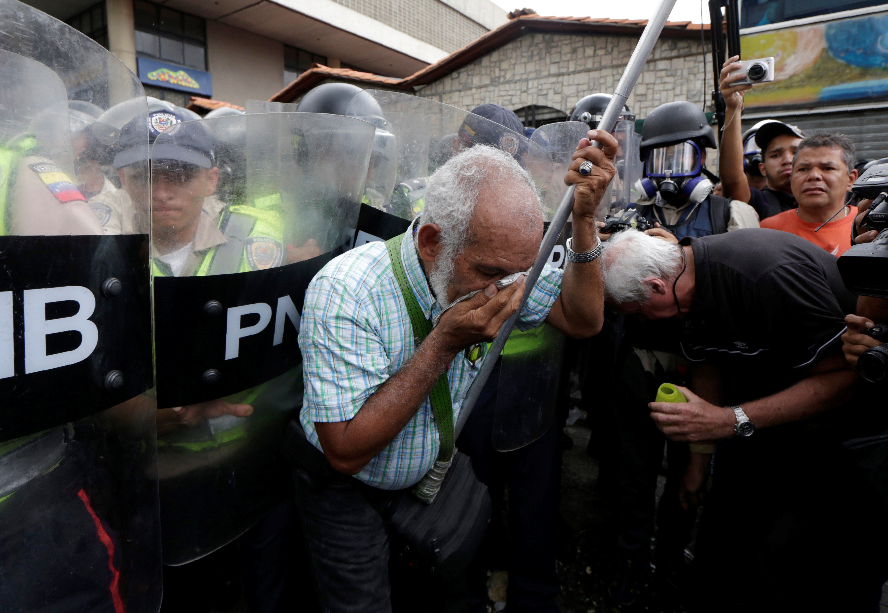 Marchan adultos mayores en calles de Venezuela