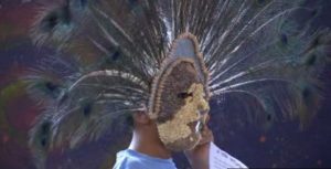 Niño usa máscara durante concurso en Bernal Queretaro