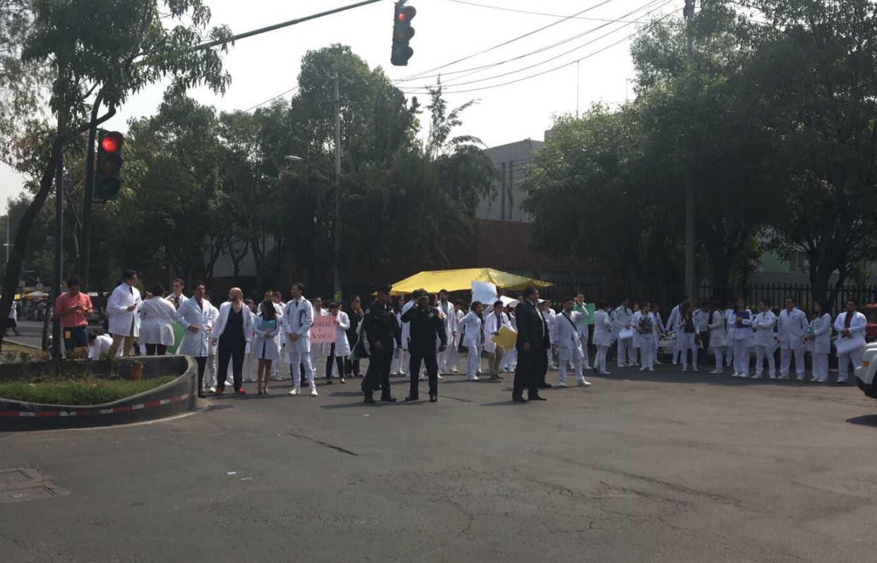 Se manifiestan médicos residentes del Hospital Juárez tras asalto a un compañero. (Twitter: @lupitamadrigal1)