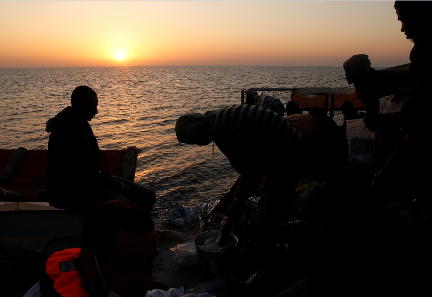 Inmigrantes después de ser rescatados de un bote de madera en el Mediterráneo (Reuters)